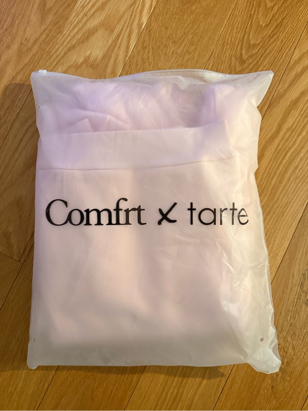 tarte x Comfrt airplane mode travel hoodie - Picture 2 of 4